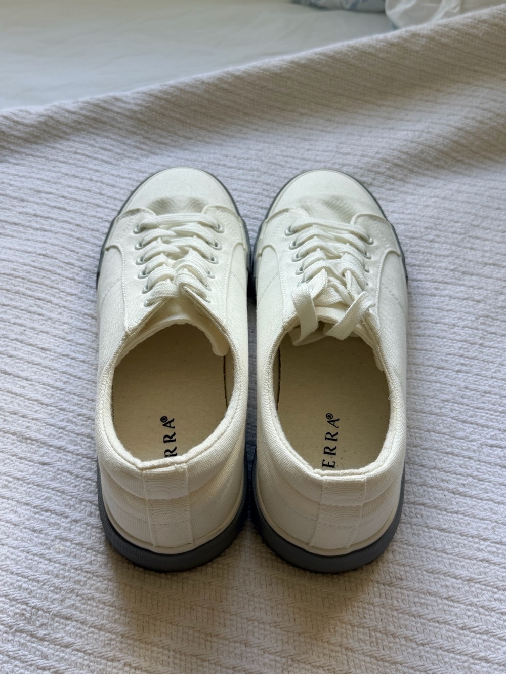 Serra Canvas Low-Top Sneakers Size 8 - Picture 2 of 7